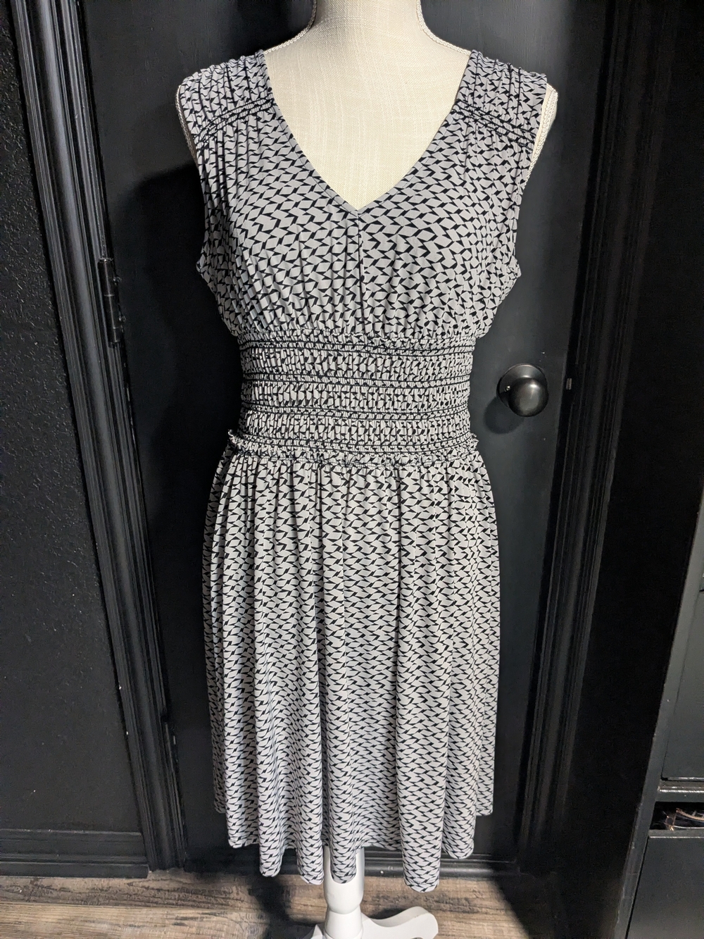 Adrienne Vittadini Black & Gray Geometric Smocked-Waist V-Neck Dress